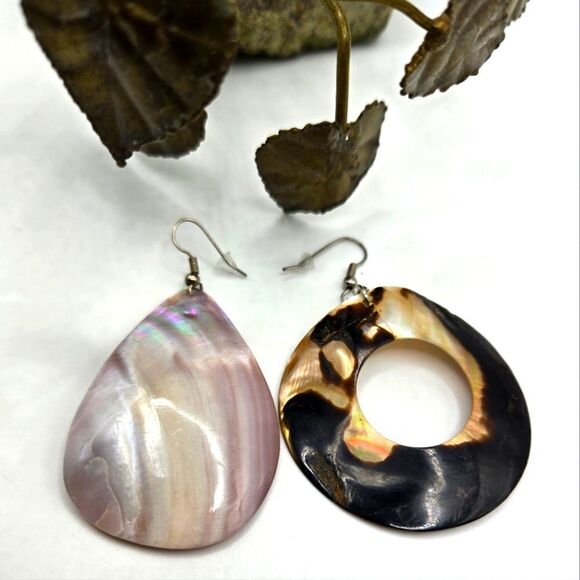 "5/$25" Pair of Mismatched Large Shell Dangle Earrings - Picture 1 of 7